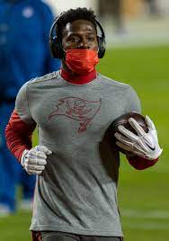 Antonio Brown warming up with the Buccaneers.